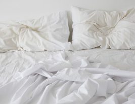 Comment enlever les taches de transpiration sur les draps ?