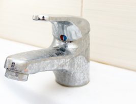 Comment nettoyer une baignoire très entartrée ?