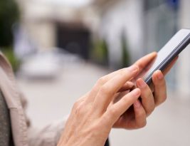Comment puis-je signaler un faux SMS ?